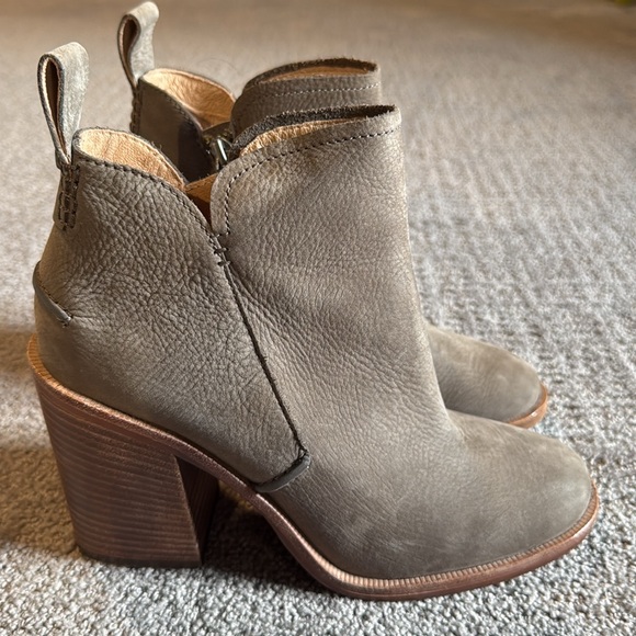 Ugg ankle boots. Brand new! - Picture 4 of 6